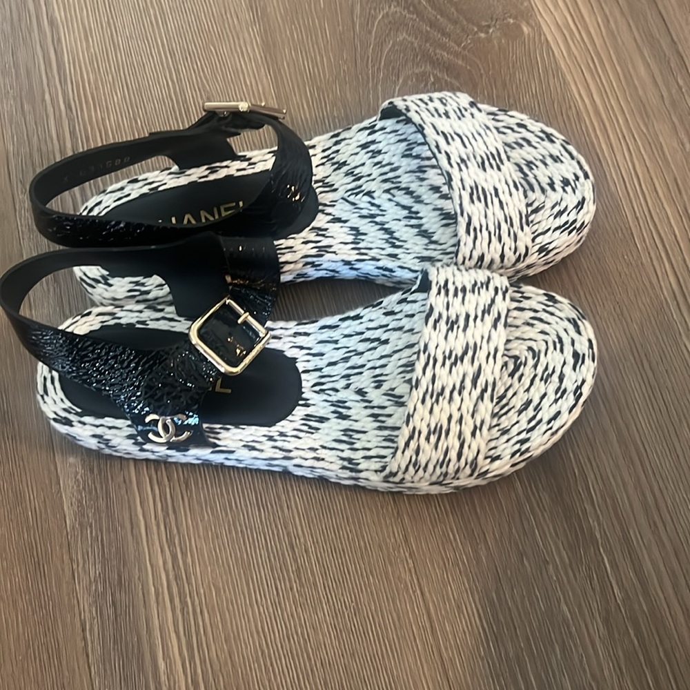 New chanel black and white woven platform sandals - Picture 4 of 9